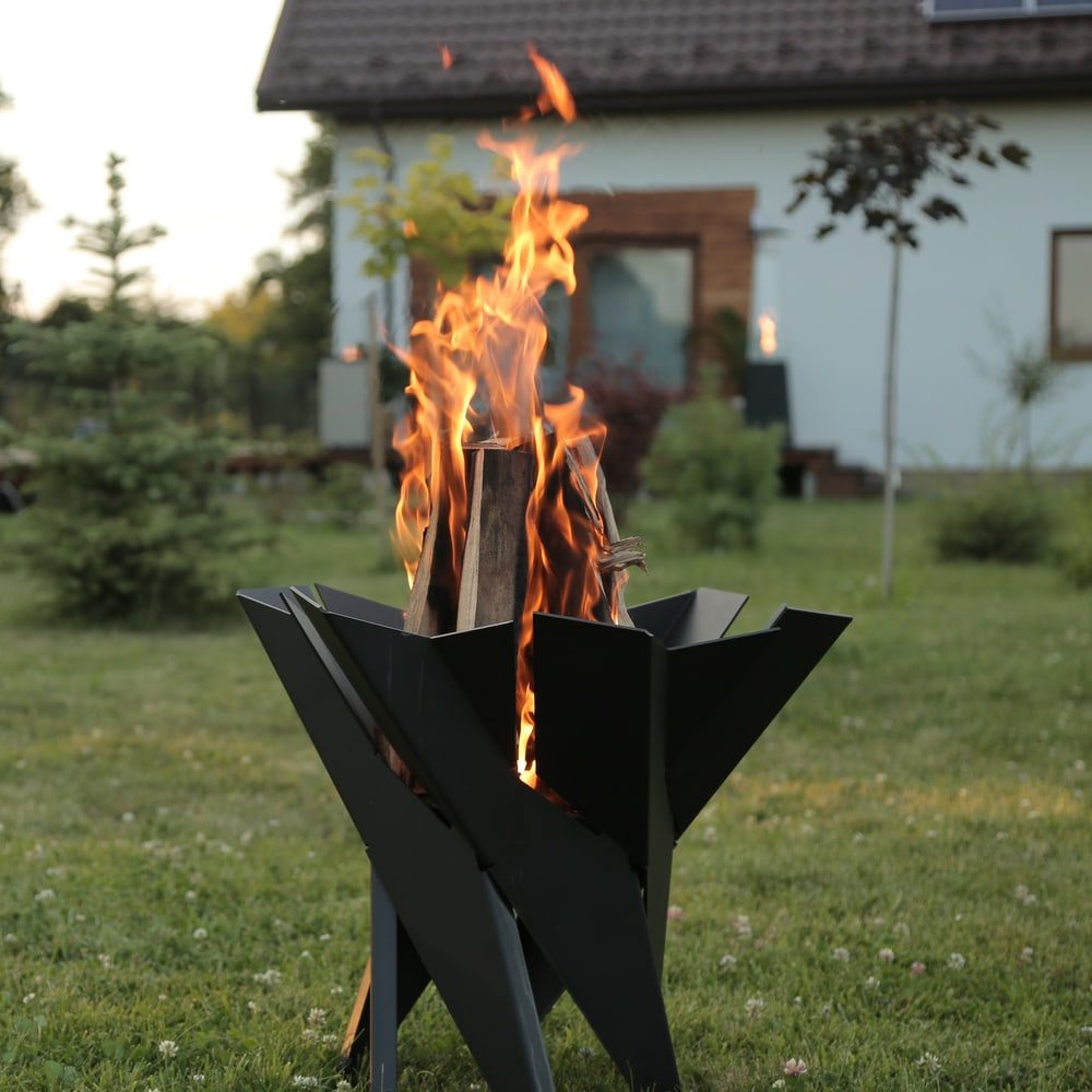 Kratki BASKET vuurkorf in de tuin, sfeerbeeld