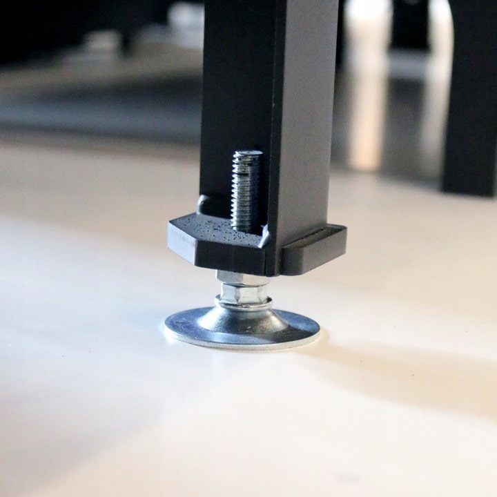 Kratki BLANKA 910 zwart ingebouwd in een woonruimte