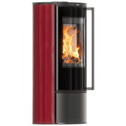 Kratki ERIK mit bordeauxroten Kacheln, brennendes Feuer hinter dem gebogenen Glas