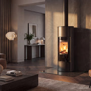 Kratki ERIK W hoher Kaminofen mit Keramik in Graphit-Satin in einem Interieur