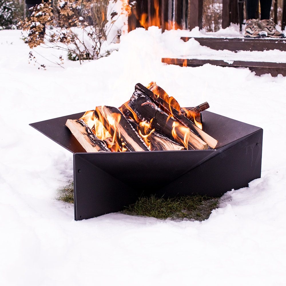 Kratki GAMMA vuurschaal in een winterse tuinopstelling