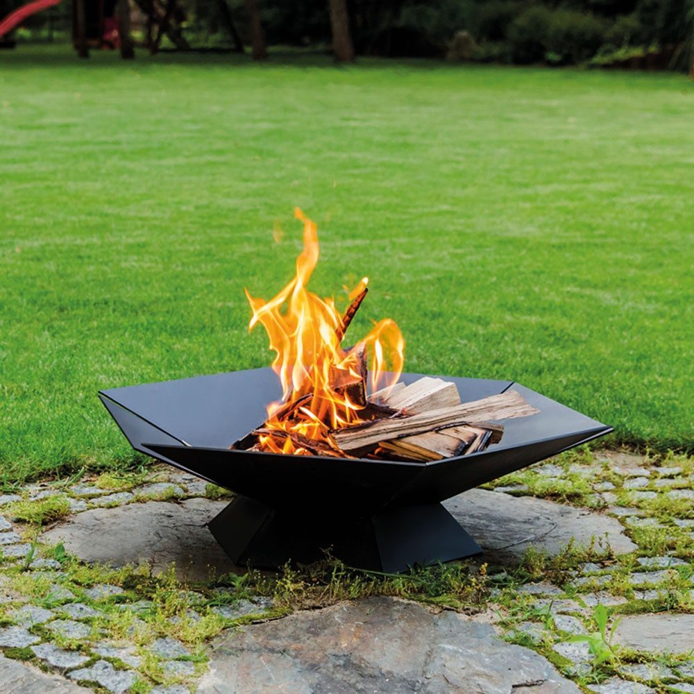 Sfeerbeeld van de Kratki GOBLET vuurschaal op het terras