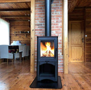 Kratki KOZA K5 S W Kaminofen aus Stahl in einem Interieur