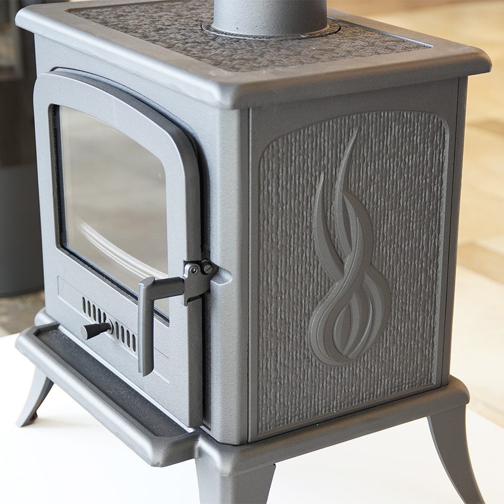 Kratki KOZA K7 houtkachel in een landelijk interieur