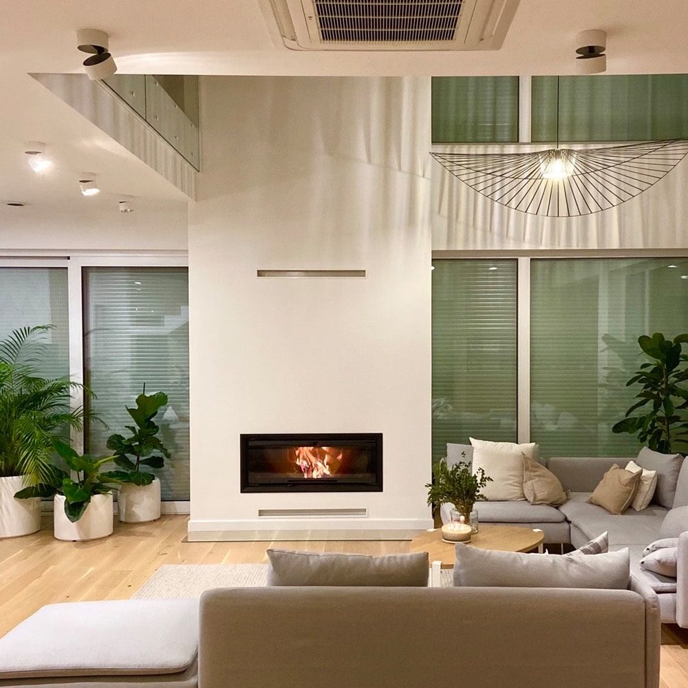 Interieur met de brede Kratki MB 120 G houtgestookte haard