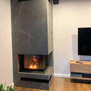 Kratki MBZ inbouwhaard hout, hoekmodel rechts – sfeerbeeld in een interieur