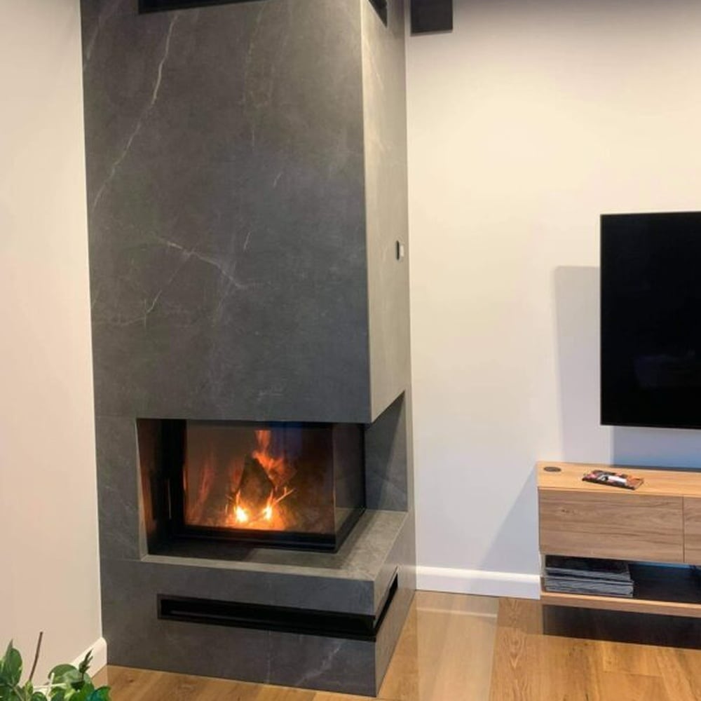 Kratki MBZ inbouwhaard hout, hoekmodel rechts – sfeerbeeld in een interieur
