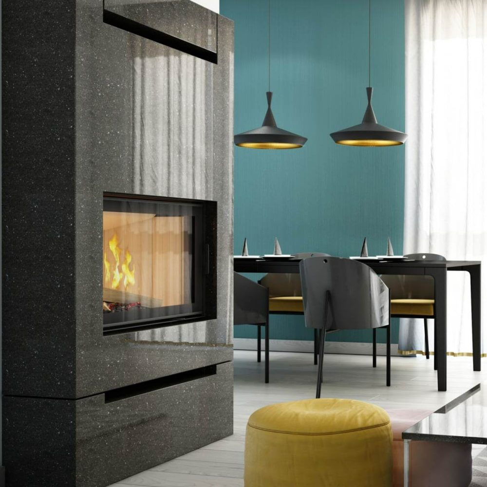 Kratki NADIA 12 inbouwhaard hout, draaideur met zwarte Thermotec – sfeerbeeld in een interieur