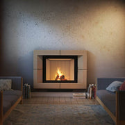 Kratki NADIA 13 inbouwhaard hout, draaideur met zwarte Thermotec – sfeerbeeld in een interieur