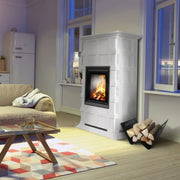 Kratki NADIA MILANO, Kachelofen mit brennendem Holzfeuer
