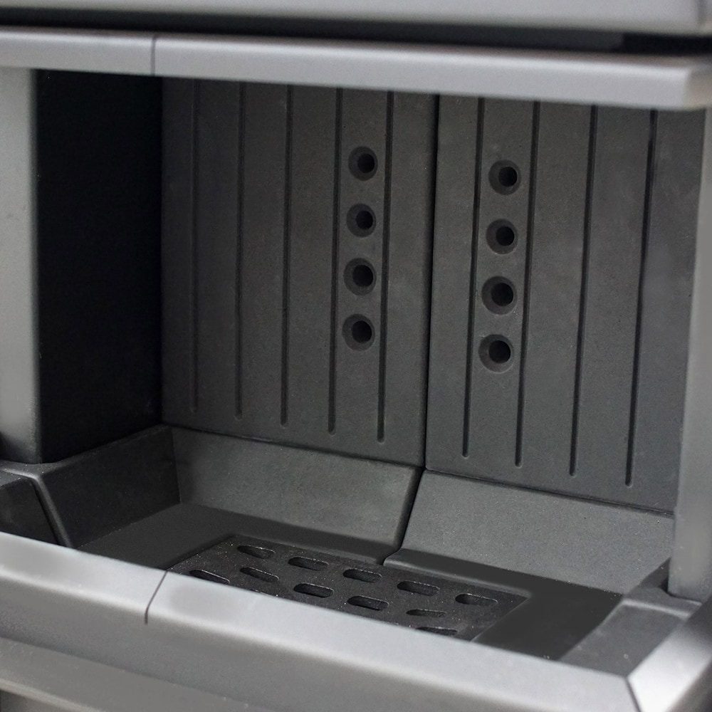Kratki NBC 680/280 inbouwhaard hout, zijglas links en rechts – sfeerbeeld in een interieur