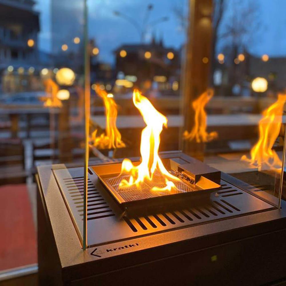 Kratki PATIO Staal gasheater in de tuin bij avond