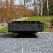 Sfeerbeeld van de Kratki QUADRUM buitenhaard in de tuin