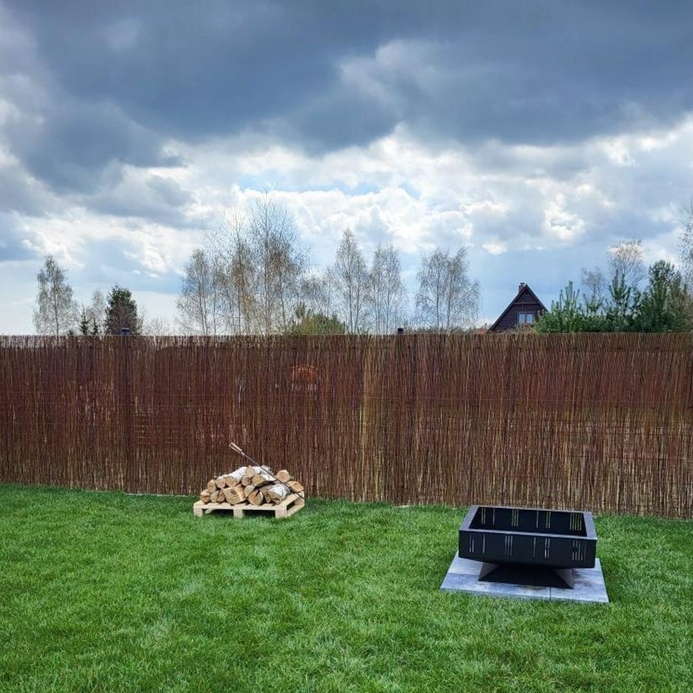 Kratki QUADRUM vuurplaats met houtvuur op een terras