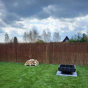 Kratki QUADRUM vuurplaats met houtvuur op een terras
