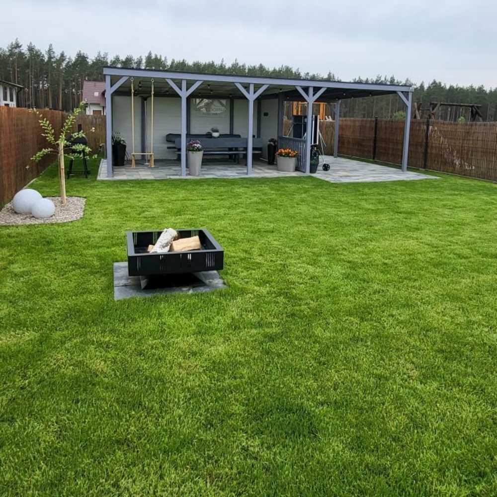 Kratki QUADRUM buitenhaard in een moderne tuin