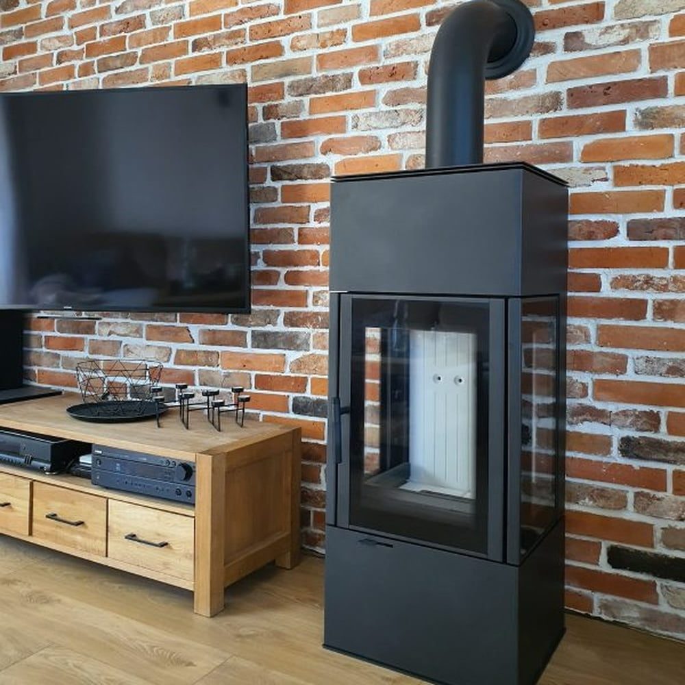 Kratki THOR VIEW houtkachel in een moderne woonkamer