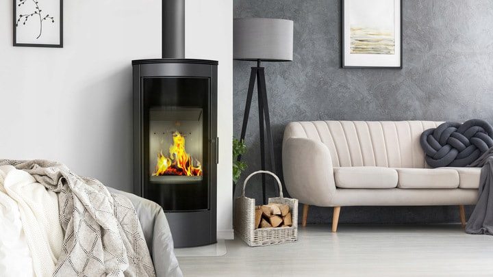 Kratki TITAN houtkachel in een ingerichte woonkamer