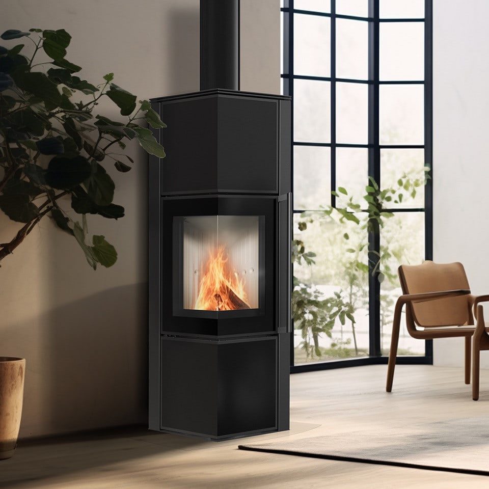 Kratki TORA M houtkachel in kwartssinter Nero Assoluto in een interieur