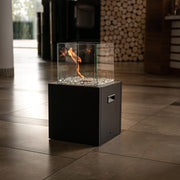 Kratki TOWER MINI bio-ethanol haard met brandende vlam buiten