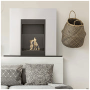 Kratki WHISKEY 2 wit tegen de wand in de woonkamer