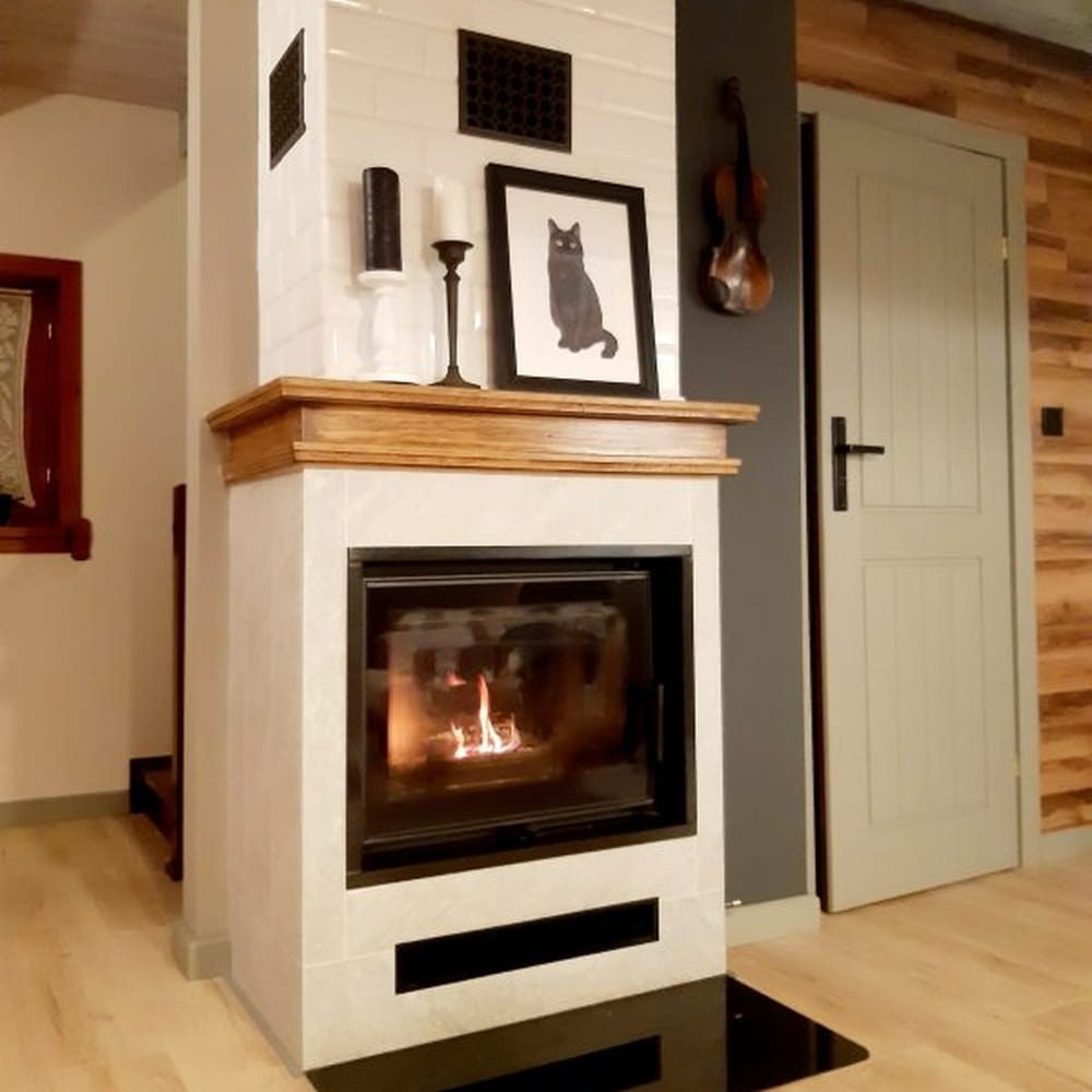 Kratki ZUZIA ECO met brandend houtvuur achter het glas