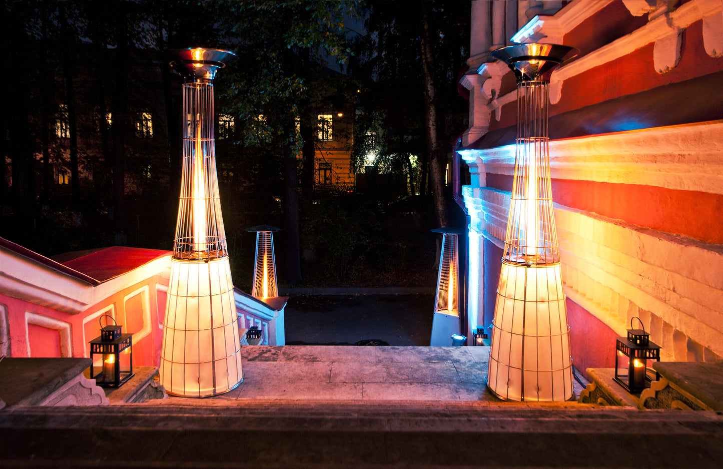 DolceVita Lightfire terrasverwarmer in een moderne tuinsetting bij avondlicht
