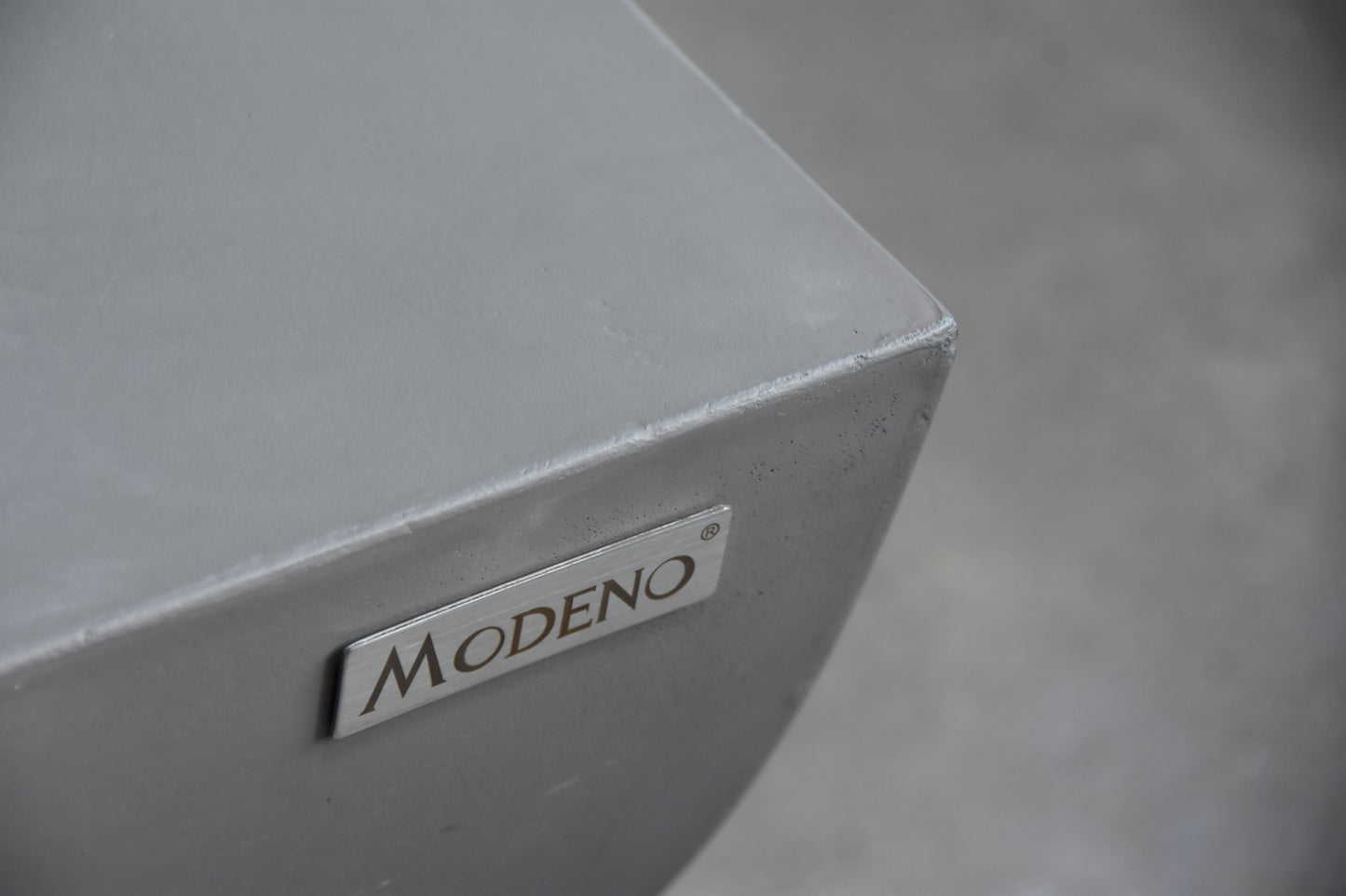 Modeno merkdetail op de grijze Westport vuurtafel