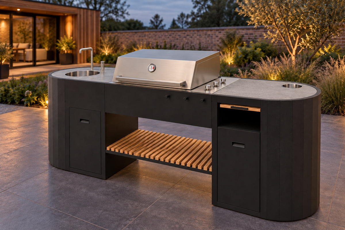 Q-boo OVO GL luxe buitenkeuken met gasbarbecue en spoelbak in verlichte tuin bij avond