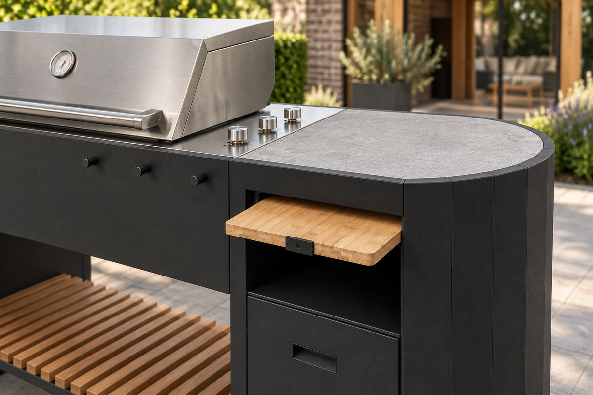 Detail Q-boo OVO GM buitenkeuken: uitschuifbare houten snijplank, Dekton werkblad en zwarte opbergkast