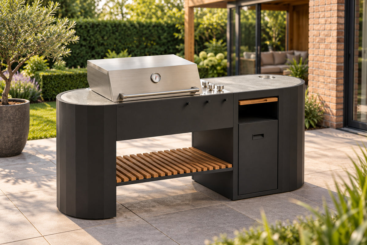 Q-boo OVO GM buitenkeuken met gasbarbecue, Dekton werkblad en houten onderplank op terras in de tuin