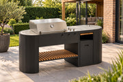 Q-boo OVO GM buitenkeuken met gasbarbecue, Dekton werkblad en houten onderplank op terras in de tuin