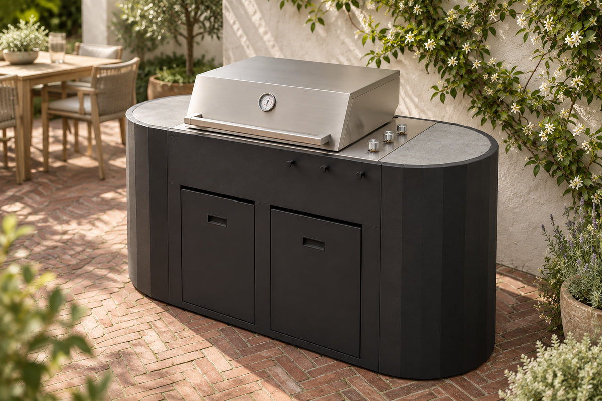Q-boo OVO GS compacte buitenkeuken met gasbarbecue op binnenplaats met klinkers in visgraatmotief