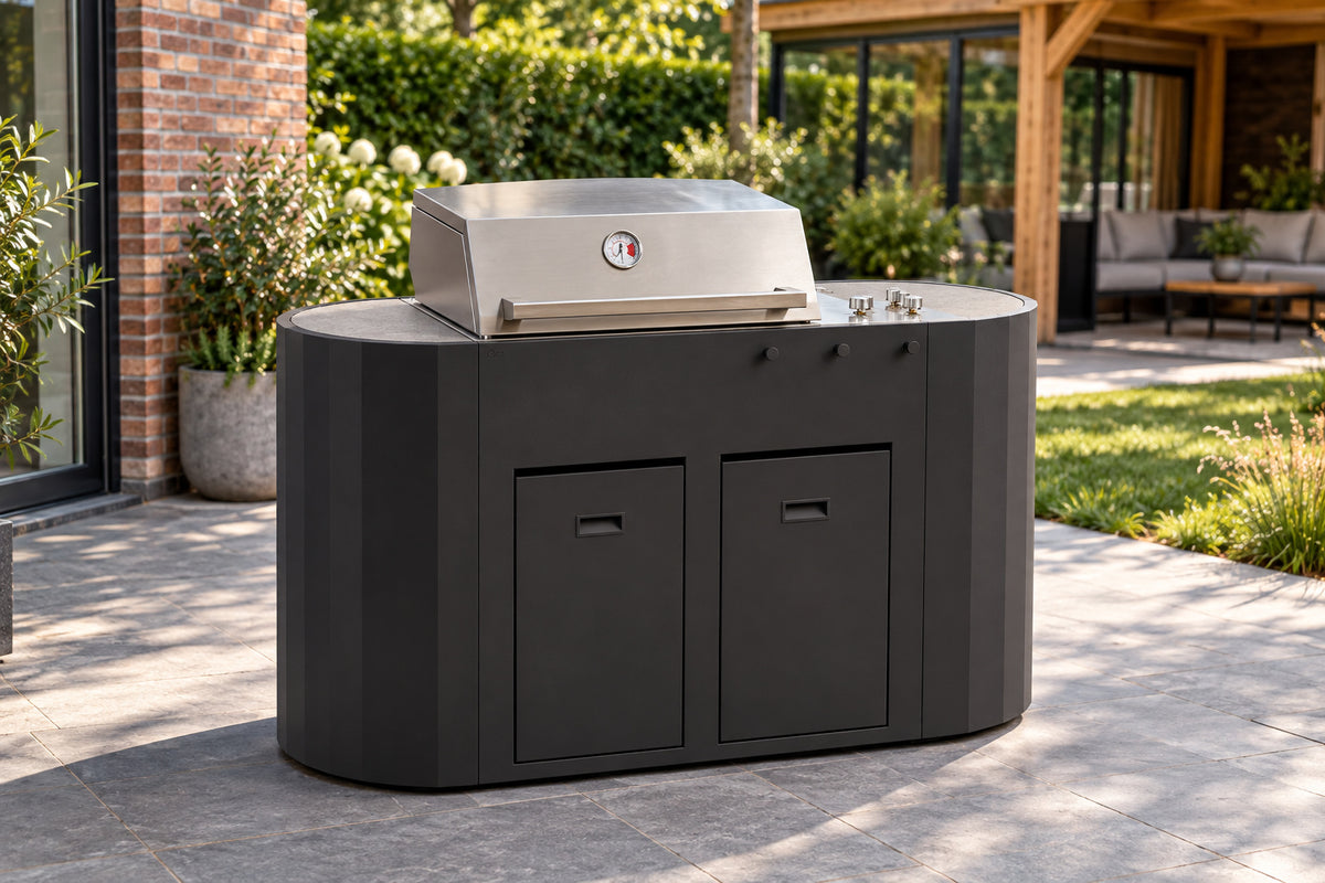 Q-boo OVO GS compacte buitenkeuken met RVS gasbarbecue en Dekton werkblad op terras in Nederlandse tuin