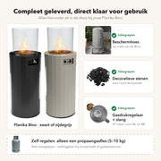 Wat zit er in de doos bij de Planika Bino buitenhaard op gas (zwart of zijdegrijs): beschermhoes, decoratieve stenen en 37 mbar gasdrukregelaar met slang; alleen een propaangasfles regel je zelf