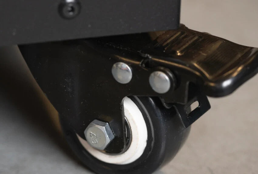 Close-up van het wielensysteem van de Faro gashaard grijs – gemakkelijk verplaatsbaar buitenhaard