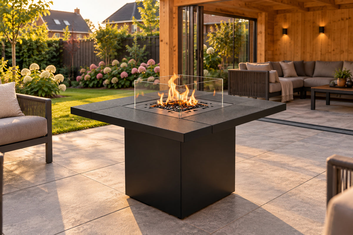 Planika Square gas vuurtafel op een terras in een Nederlandse achtertuin
