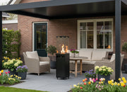 Stijlvolle Planika Faro gas buitenhaard op terras tussen tuinmeubels, ideaal voor sfeervolle avonden buiten