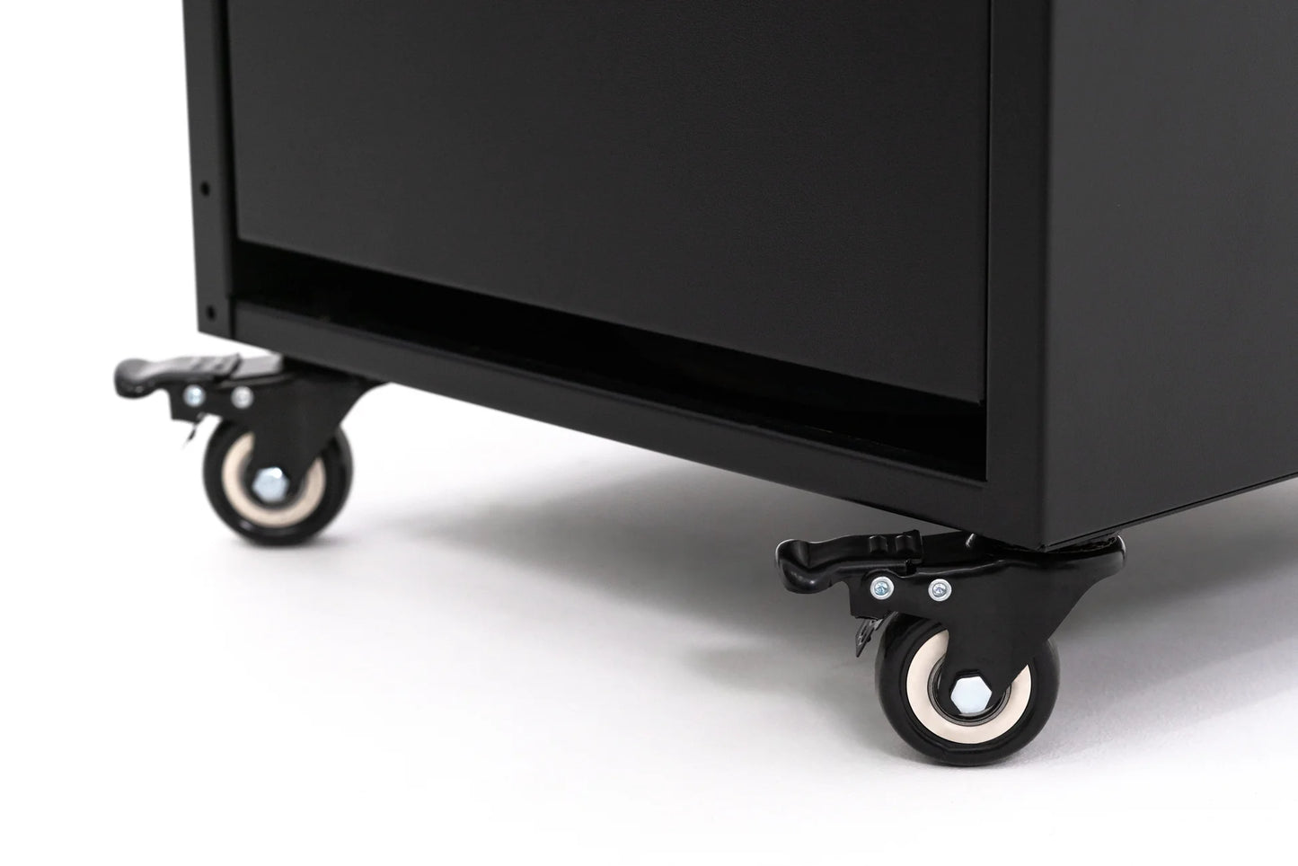 Detailopname van een stevig wiel van de Faro buitenhaard, ontworpen voor eenvoudige mobiliteit en verplaatsing, zelfs op verschillende ondergronden.