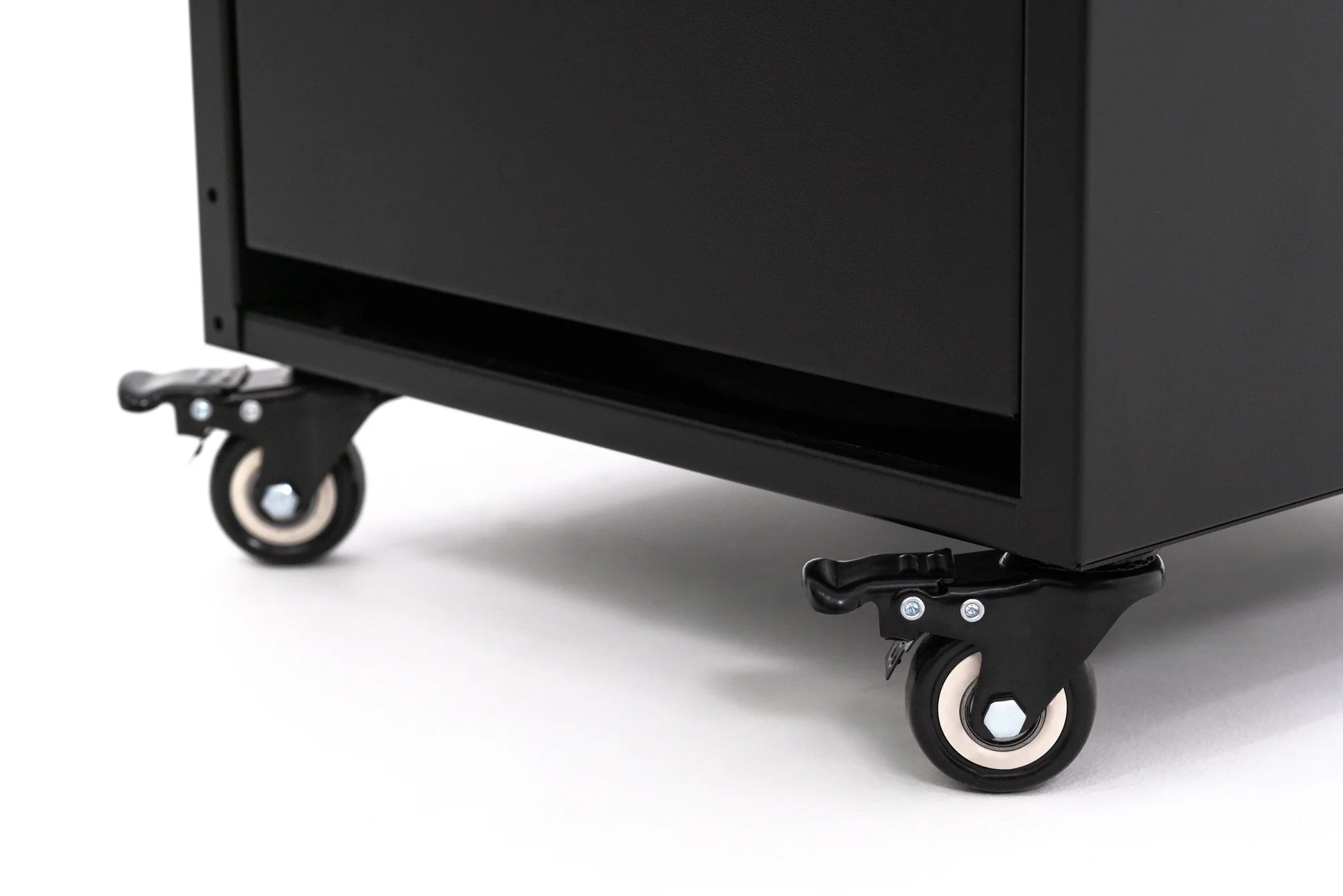 Detailopname van een stevig wiel van de Faro buitenhaard, ontworpen voor eenvoudige mobiliteit en verplaatsing, zelfs op verschillende ondergronden.