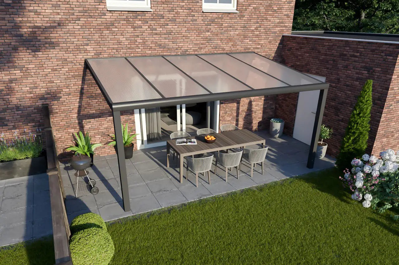 Moderne aluminium veranda met opaal polycarbonaat dak op een stijlvol ingericht terras