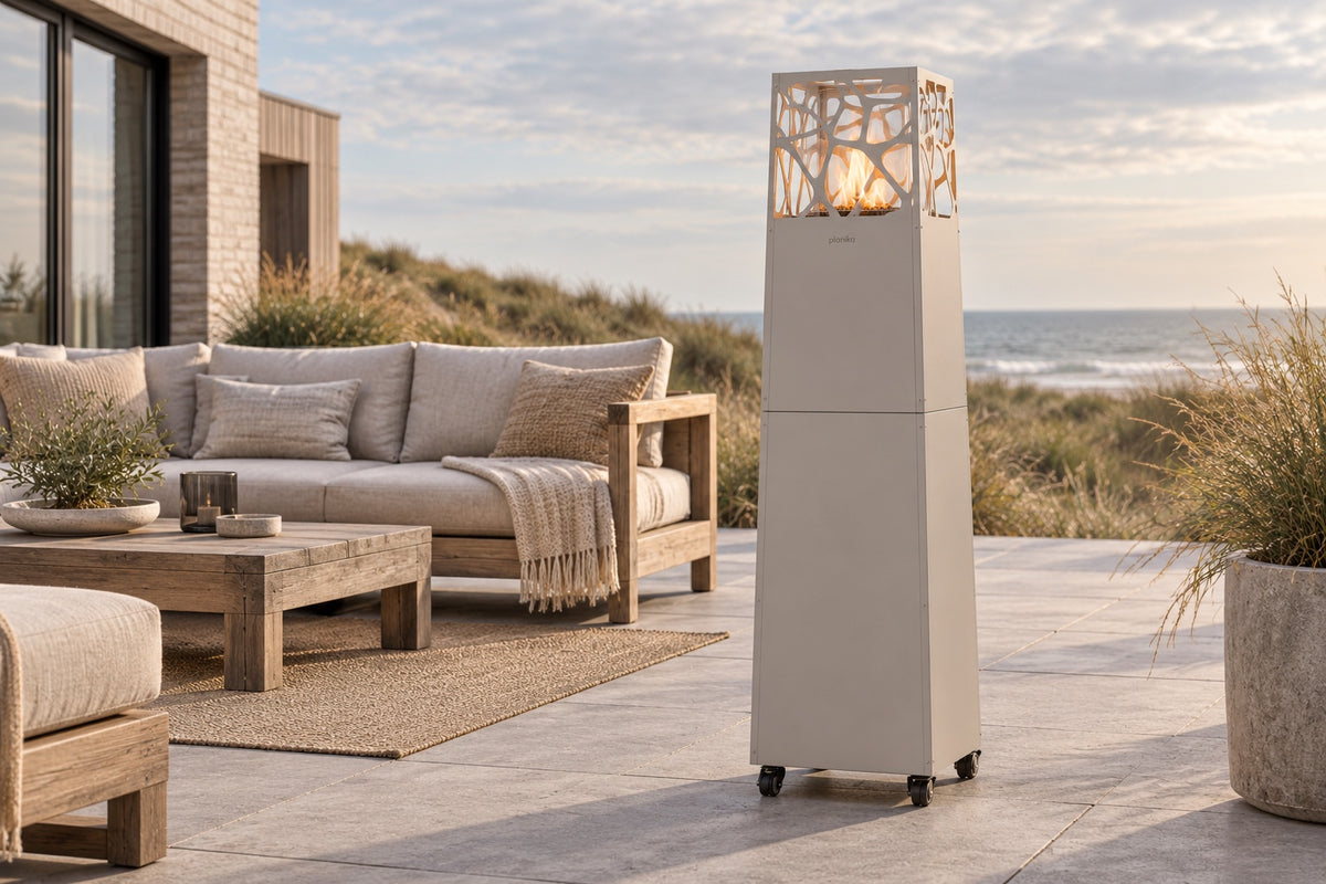 Planika Pyramid terrasverwarmer op gas in Zijdegrijs op een terras aan zee