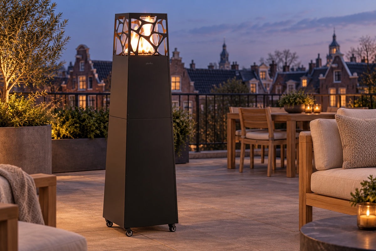 Planika Pyramid terrasverwarmer op gas in Diep Zwart op een dakterras met grachtenpanden in de avond