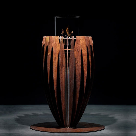 Tuli Design bio-ethanol haard in roestig cortenstaal – industriële vrijstaande haard van GlammFire bij Chique Buiten Leven