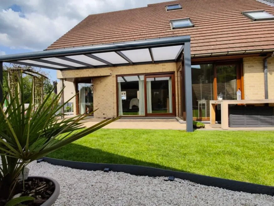 Aluminium terrasoverkapping met polycarbonaat dak geplaatst in een sfeervolle achtertuin