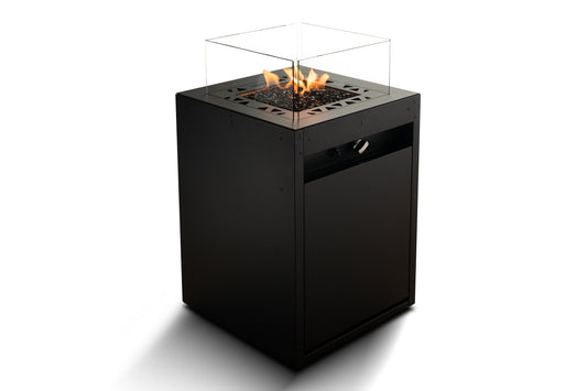 De Vierkante Terrashaard op Gas van Planika, stijlvol geplaatst op een modern terras, met sfeervolle vlammen omringd door een elegant tafelblad.