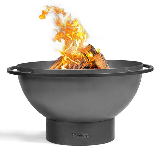 CookKing Vuurschaal Premium Fat Boy 85 cm in gebruik in een tuinsetting met brandend vuur