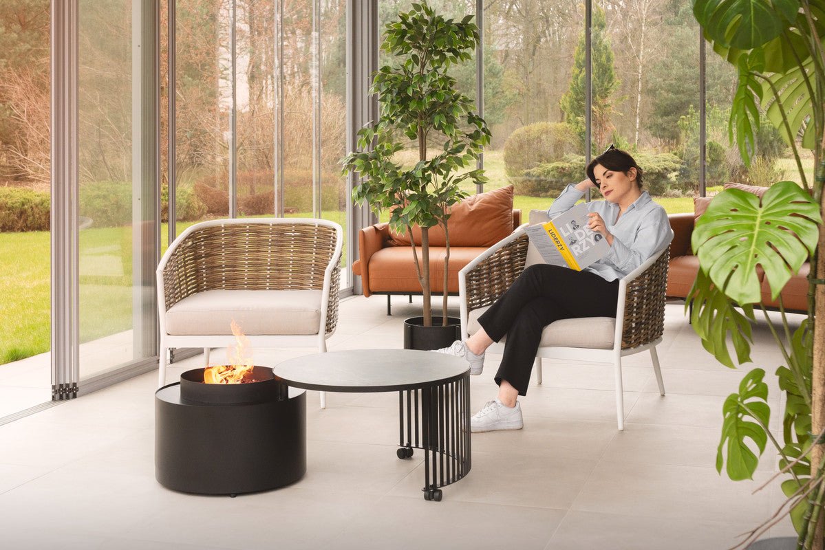 Moon vuurtafel van Planika met organisch design in een tuinopstelling