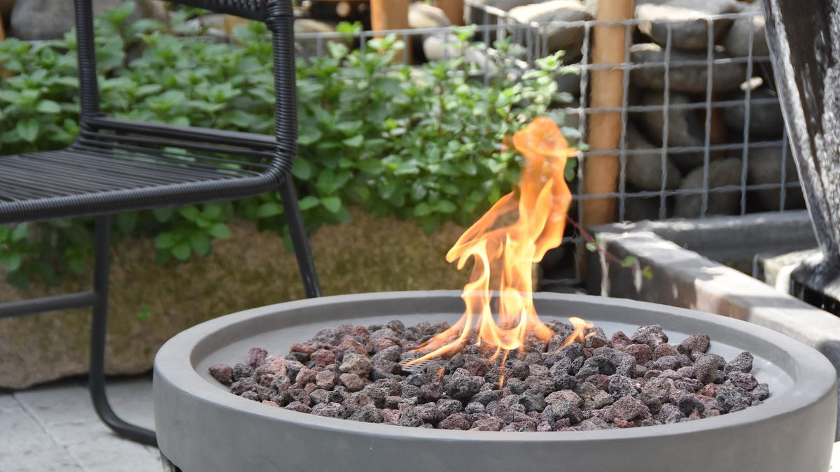 Lavasteine rund um den Brenner des Modeno Nantucket Gas-Feuertisches