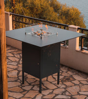 Complete Slava Hoog vuurtafel opgesteld op een sfeervol terras